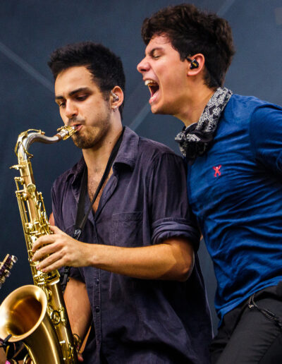 Dylan tocando el saxofón con otro chico