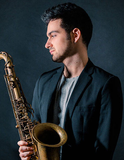 Dylan agarrando el saxofón abrazado