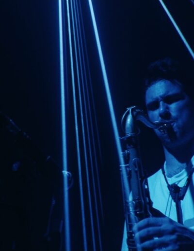 A oscuras tocando y con luces de neón