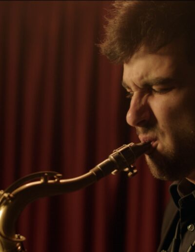 Soplando a todo pulmón Dylan toca el saxofón